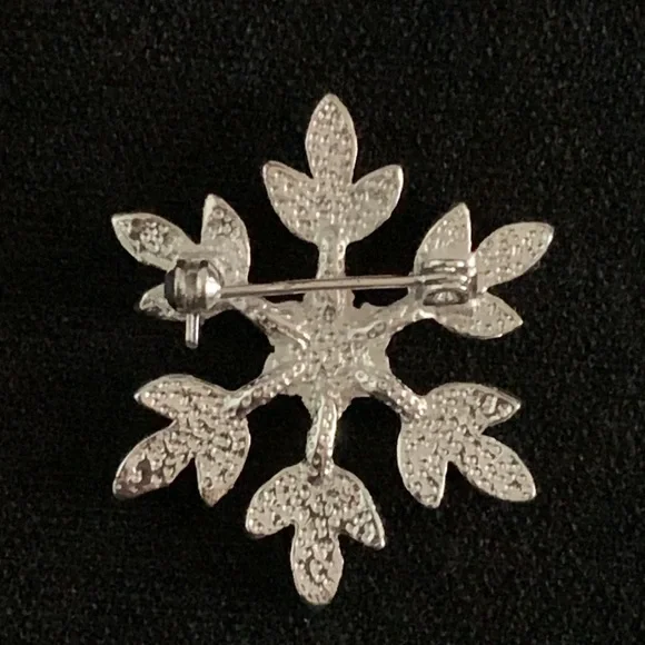Sparking Snowflake brooch - Picture 3 of 4